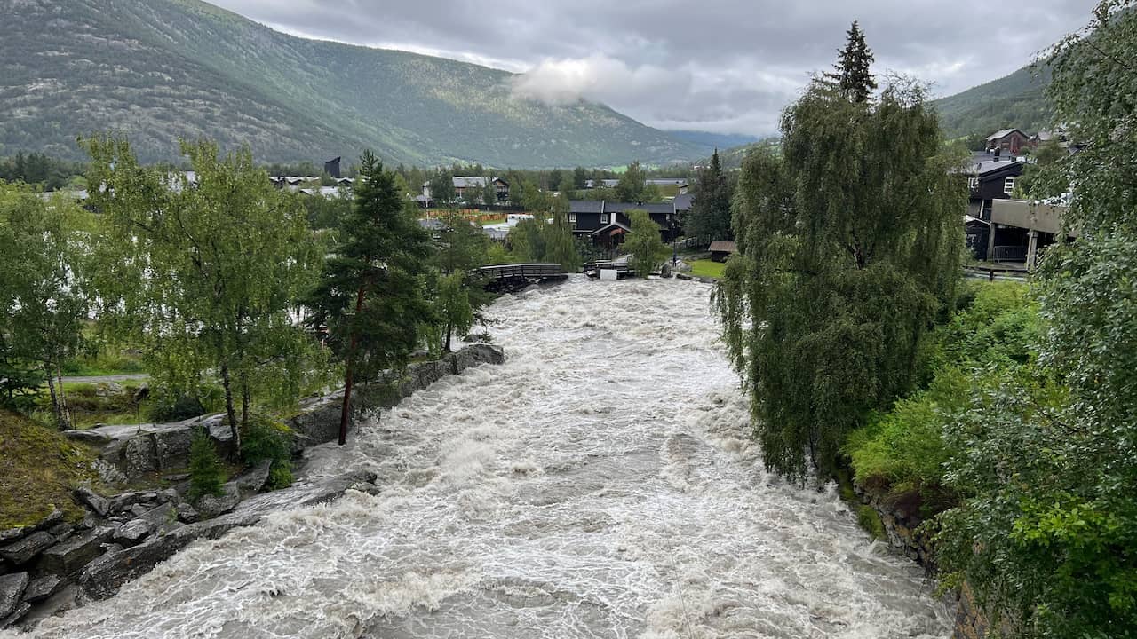 Tusenvis av evakueringer i Norge på grunn av det høyeste elvenivået på femti år |  I utlandet