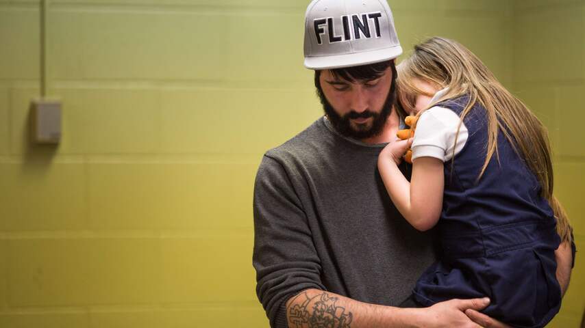 Justitie Michigan klaagt zes ambtenaren aan voor watercrisis Flint