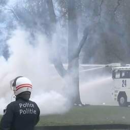 Video | Politie zet waterkanon in bij coronademonstratie in Brussel