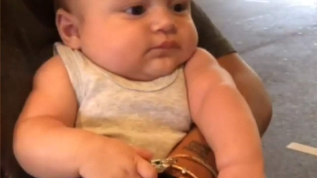 Baby Lil' Kleine houdt sleutels van nieuwe knalgele Lamborghini vast
