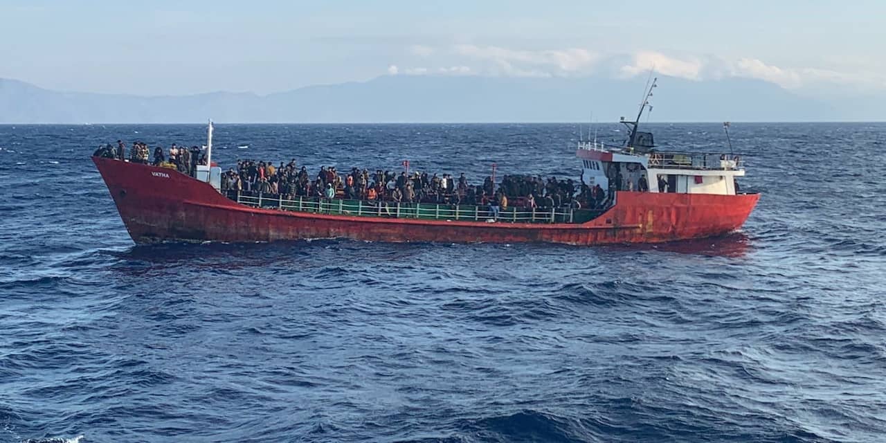 Griekenland haalt door Turkije geweigerd schip met bijna 400 migranten binnen