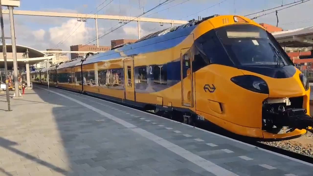 Beeld uit video: Eerste Intercity Nieuwe Generatie van NS aangekomen in Nederland