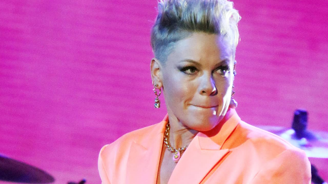 P!NK disappointed that media keep coming back to feud with Christina Aguilera |  Backbite