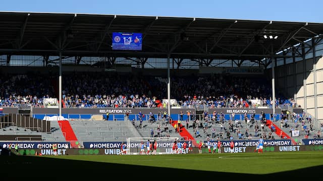 Bij Holstein Kiel-FC Köln was publiek aanwezig in het stadion.