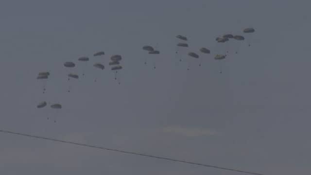 Vliegtuigen droppen hulpgoederen met parachutes boven Gaza