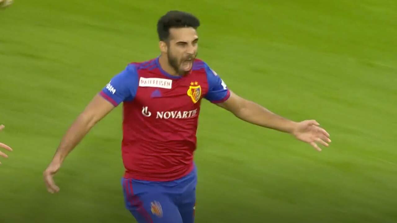 Beeld uit video: Cömert schiet namens Basel snoeihard vrije trap binnen tegen PSV