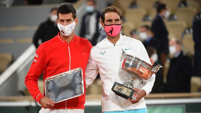 Rafael Nadal (rechts) won vorig jaar zijn dertiende Roland Garros-titel door Novak Djokovic te verslaan in de finale.