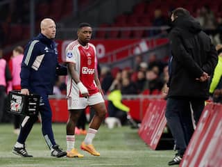Ajax-coach Van 't Schip steunt aanvoerder Bergwijn: 'Had rood echt niet verwacht'