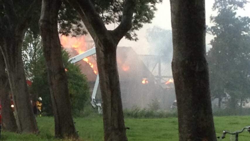 Grote brand legt woonboerderij Giethoorn in de as