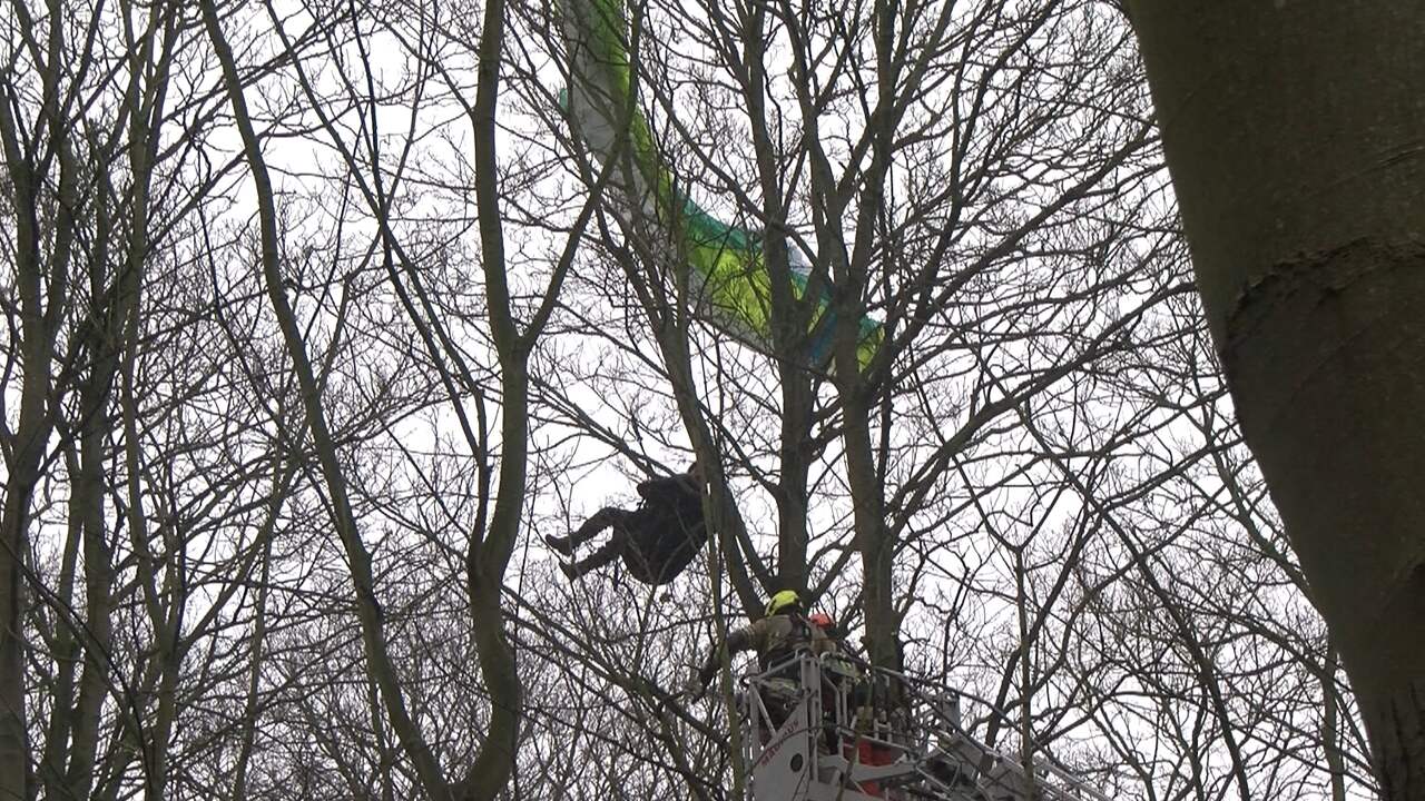 Video | Paraglider komt vast te zitten in boom in Biggekerke