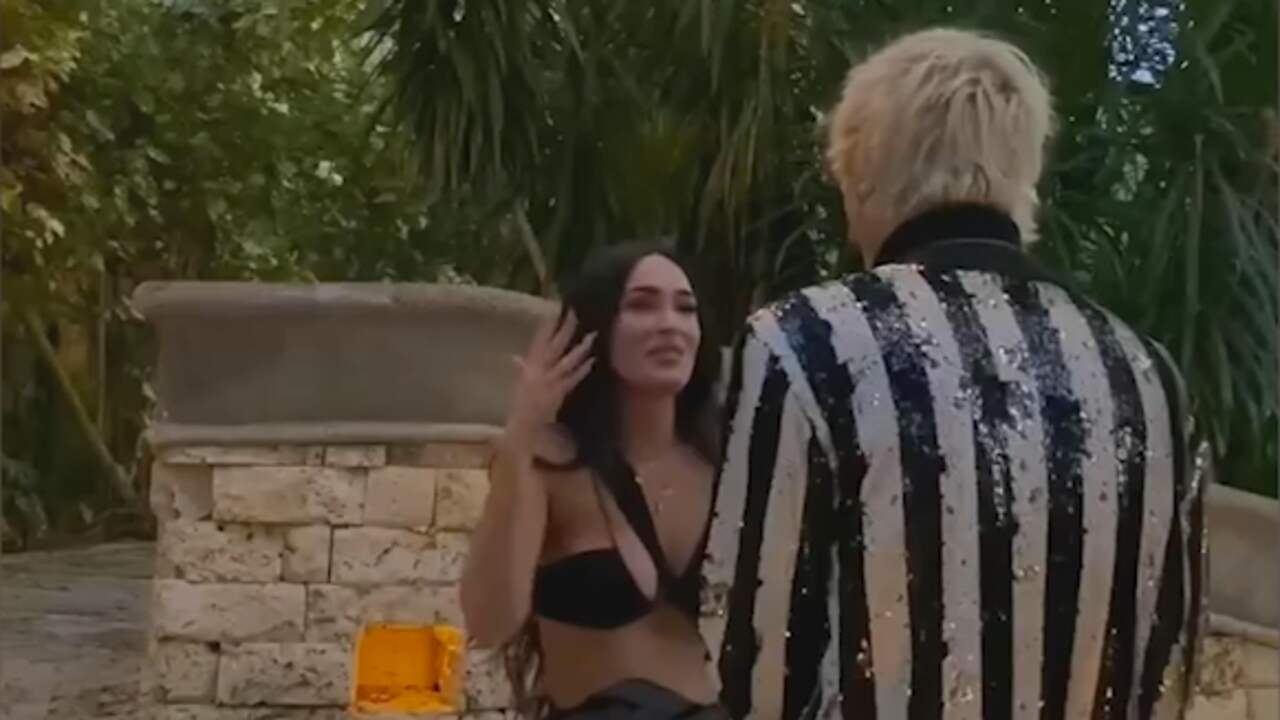 Beeld uit video: Zo vroeg Machine Gun Kelly zijn vriendin Megan Fox ten huwelijk