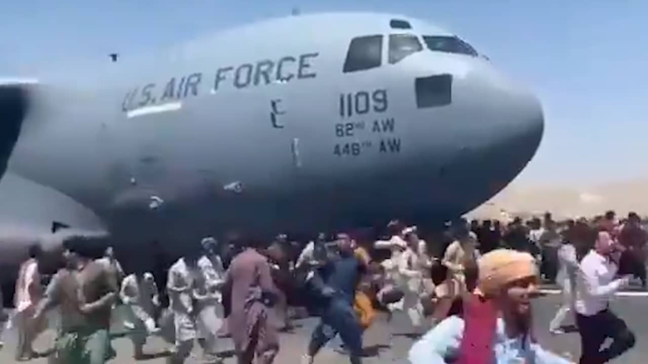 Beeld uit video: Afghanen beklimmen taxiënd vliegtuig op vliegveld Kaboel