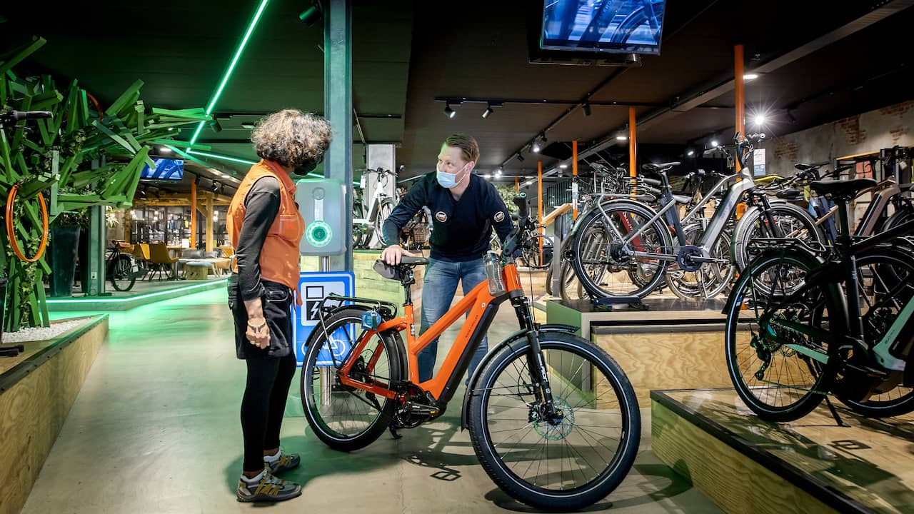 glans Ramen wassen Geldschieter Voor het eerst meer e-bikes dan gewone fietsen verkocht in 2021 | Economie  | NU.nl