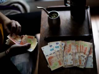 Nieuwe Argentijnse regering halveert waarde van peso om export te stimuleren