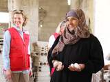 Directeur Rode Kruis Marieke van Schaik maakt reis in Syrië, vrouw rechts heet Aïsha, mei 2022