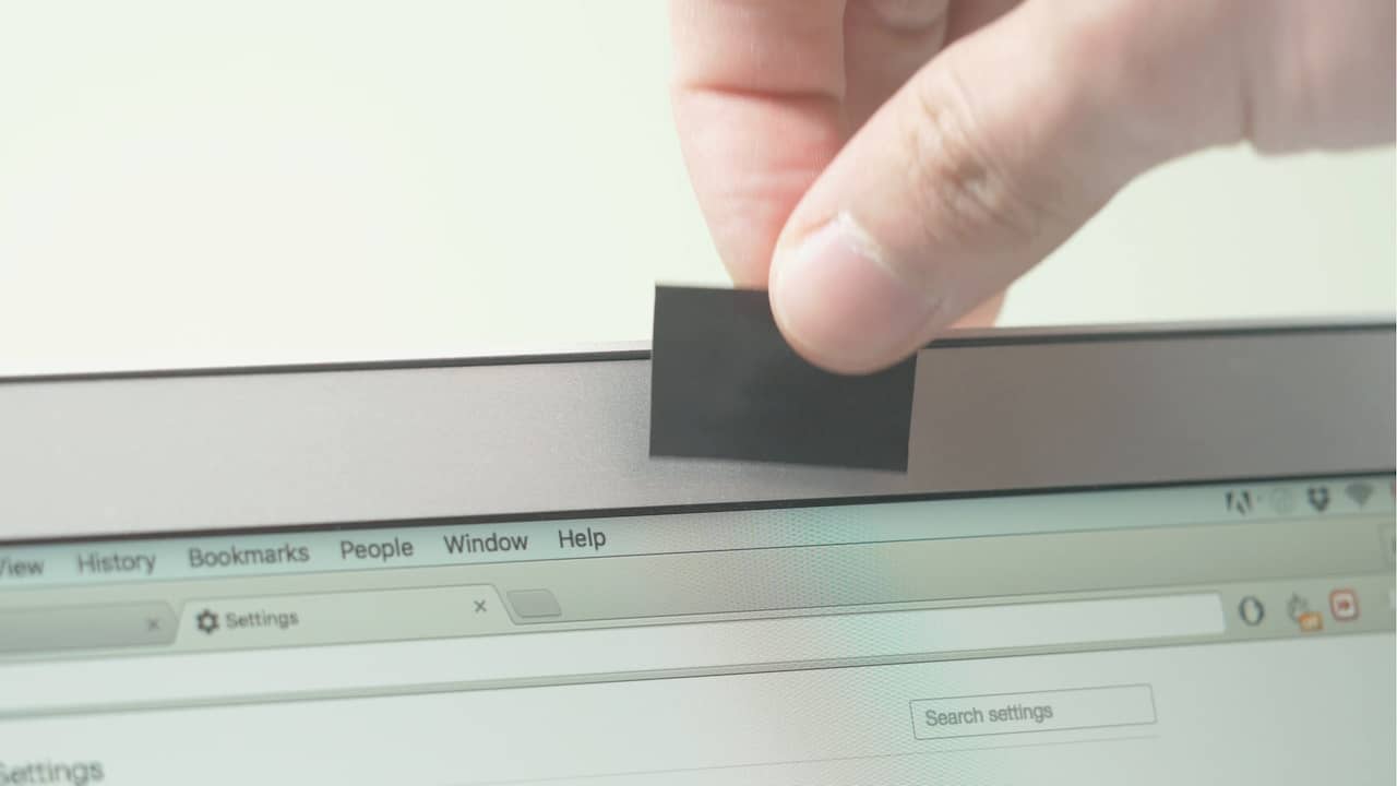 Beeld uit video: Is het echt nodig om je webcam af te plakken?