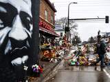 Bloemen en een muurschildering op de plek in Minneapolis waar George Floyd vorig jaar overleed