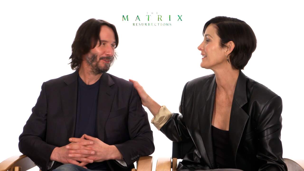 Beeld uit video: Dit vindt Keanu Reeves leuk aan Matrix-tegenspeelster