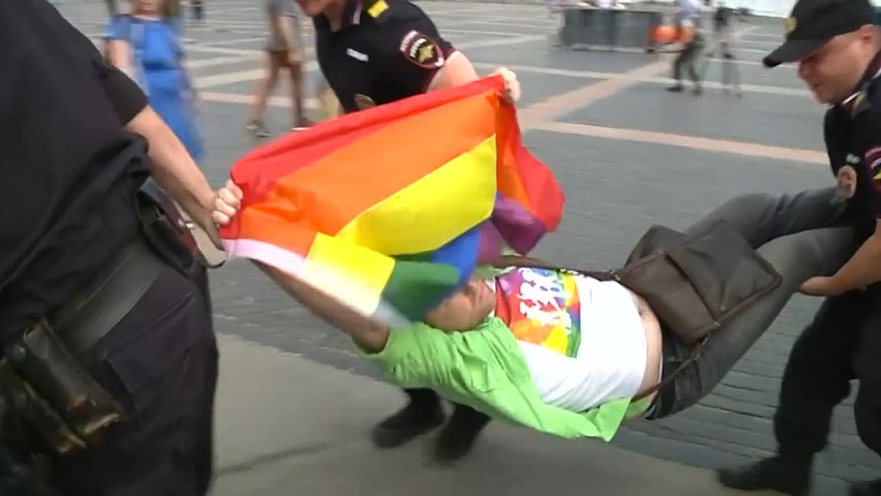 Beeld uit video: Russische homoactivisten opgepakt na protest