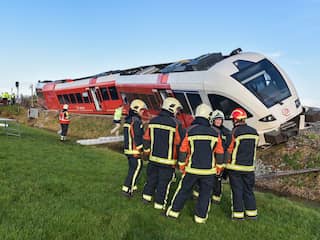 Elf passagiers naar ziekenhuis na ontsporen trein bij Winsum
