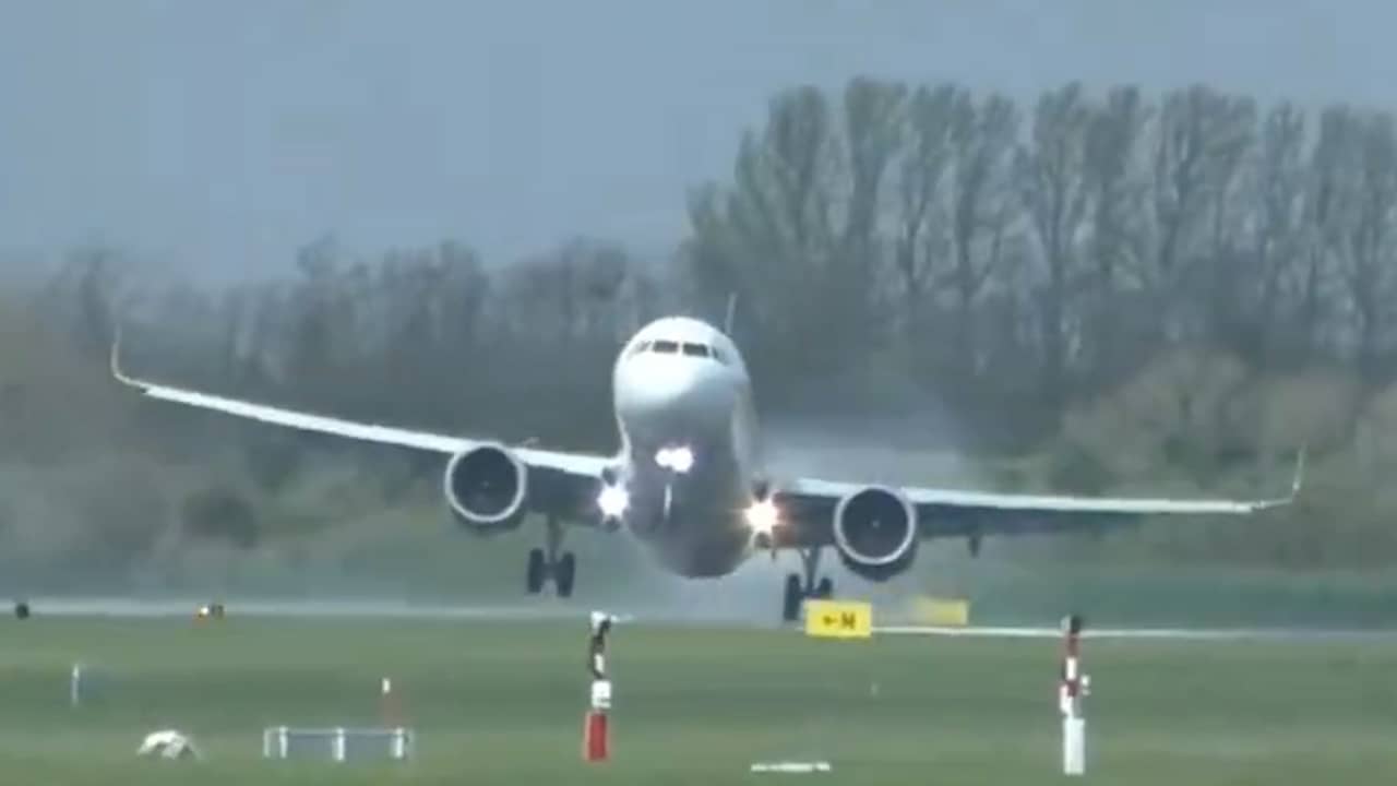 Beeld uit video: Vliegtuig heen en weer geblazen tijdens mislukte landing in Dublin