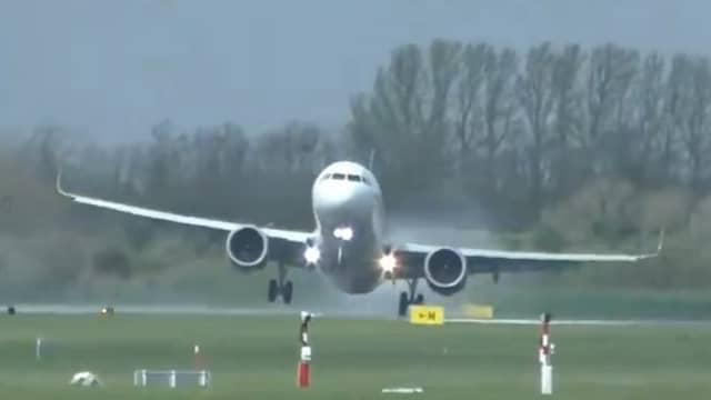 Vliegtuig heen en weer geblazen tijdens mislukte landing in Dublin