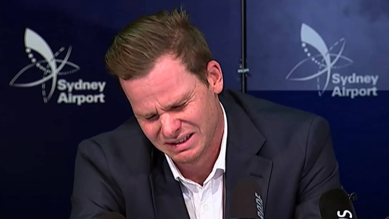 Beeld uit video: Australische cricketspeler barst in tranen uit op persconferentie
