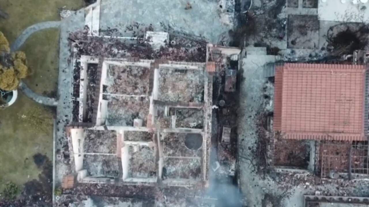 Beeld uit video: Griek filmt door bosbrand verwoeste regio van bovenaf