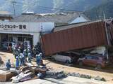 De beving vond net als donderdag plaats in de buurt van de stad Kumamoto. Daarbij zijn doden en gewonden gevallen.