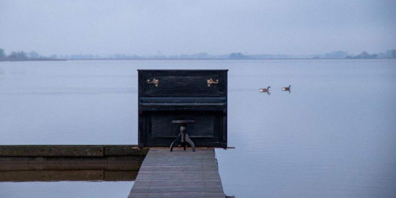 Groningen verwijdert mysterieuze piano op steiger bij Schildmeer