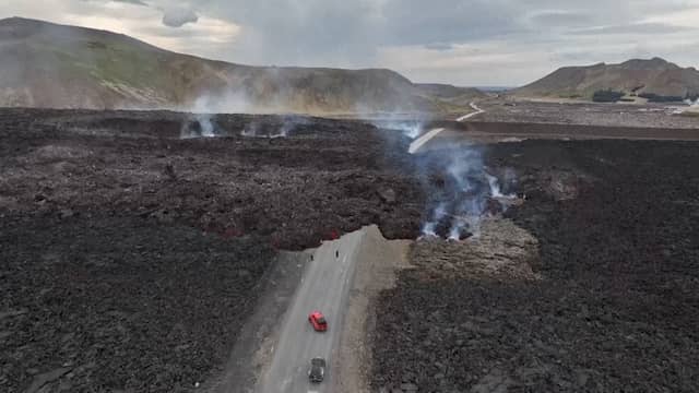 Grote lavastroom slokt IJslandse weg op