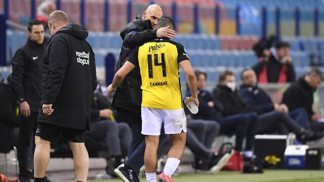 Thomas Letsch complimenteert Oussama Tannane met diens fantastische doelpunt.