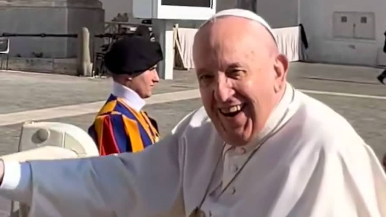 Beeld uit video: Paus grapt dat hij tequila kan gebruiken tegen pijn in knie