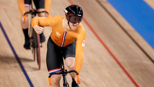 Harrie Lavreysen juicht als hij als eerste over de streep komt in de beslissende race tegen Jeffrey Hoogland.