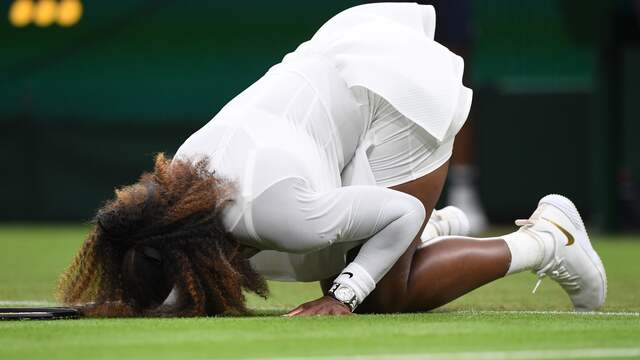 Serena Williams gleed uit op Wimbledon en blesseerde zich aan haar been.