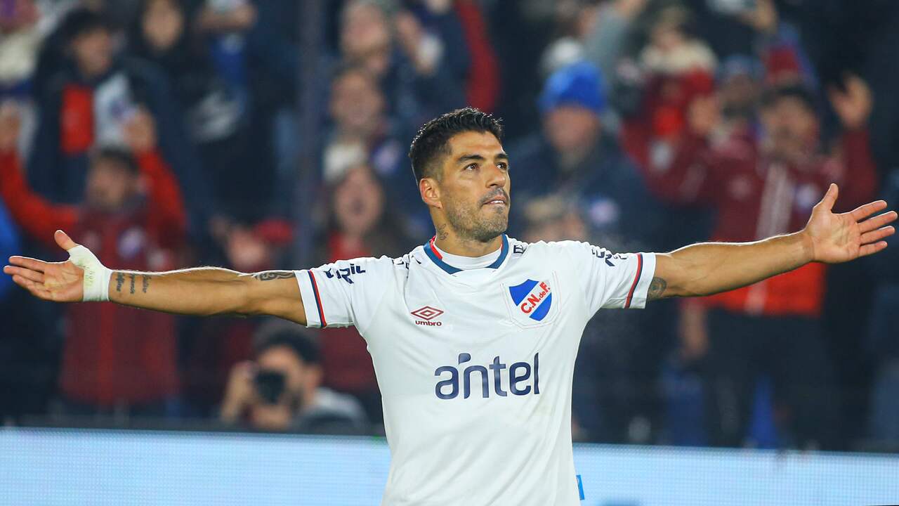 Luis Suárez viert zijn treffer.