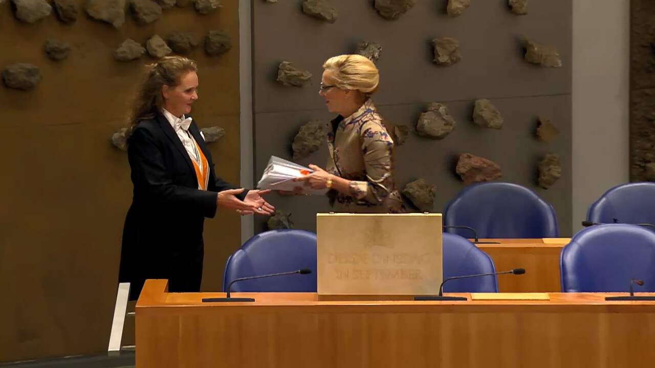 Image from video: Kaag hands over the briefcase to the House of Representatives
