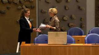 Kaag overhandigt het koffertje aan de Tweede Kamer