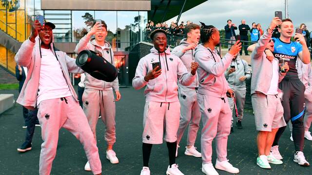 De spelers van Vitesse leggen de spontane huldiging vast op hun telefoons.
