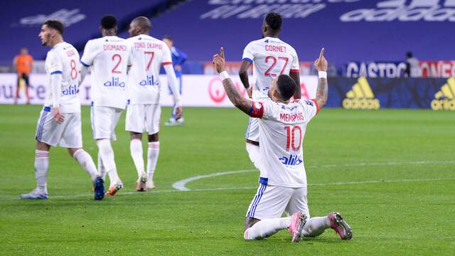 Memphis knielt na een van zijn twee treffers tegen Strasbourg.