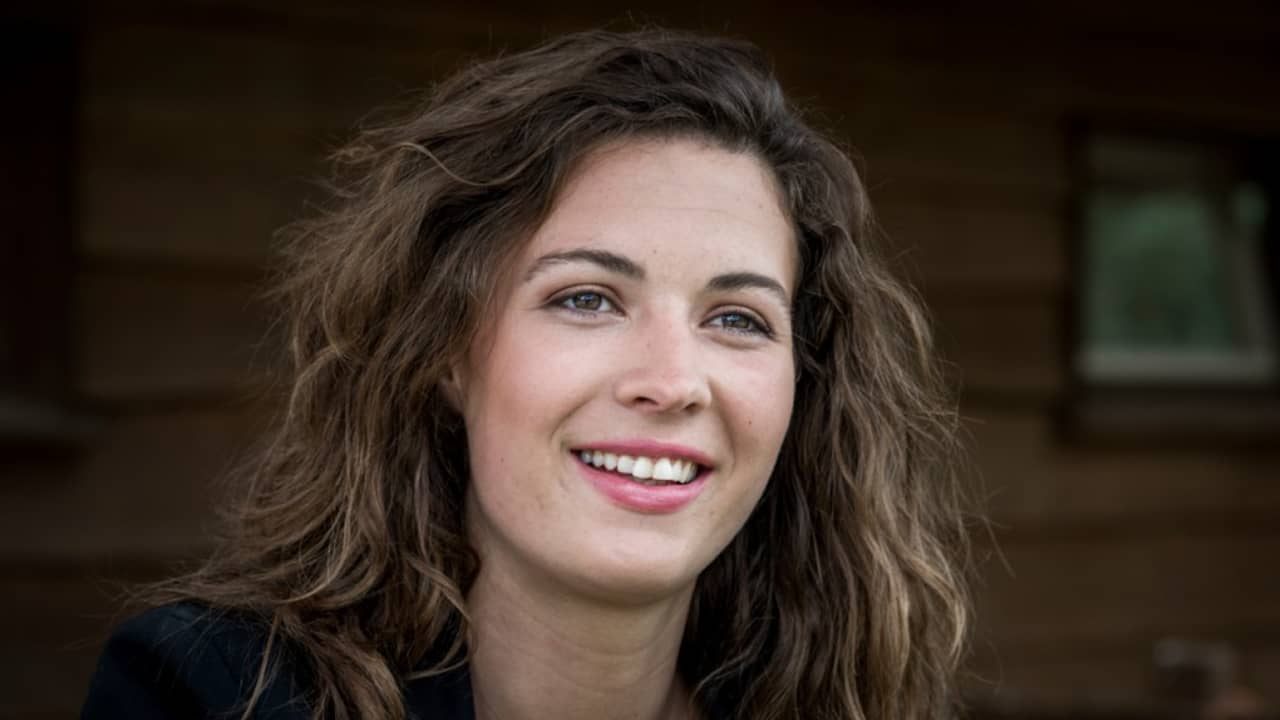 Beeld uit video: In de bladen: 'Wurgcontracten bij BZV' | Politie bij Sonja Bakker