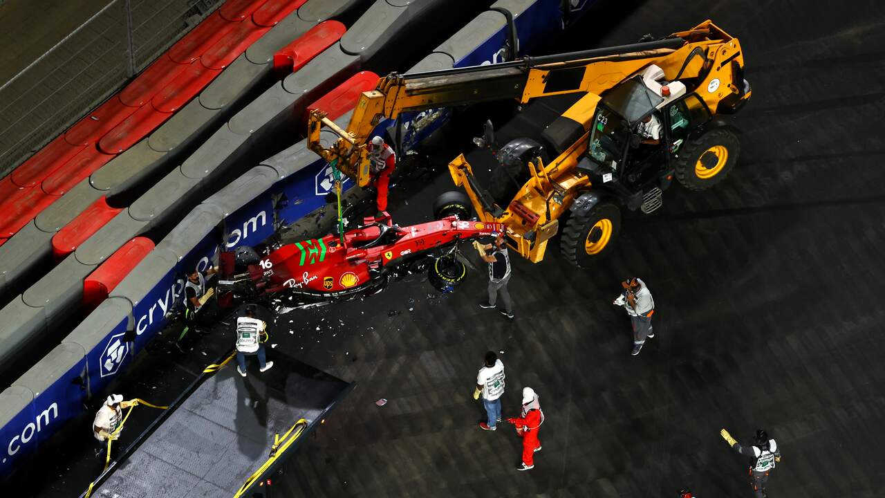De Ferrari van Charles Leclerc was zwaar beschadigd.