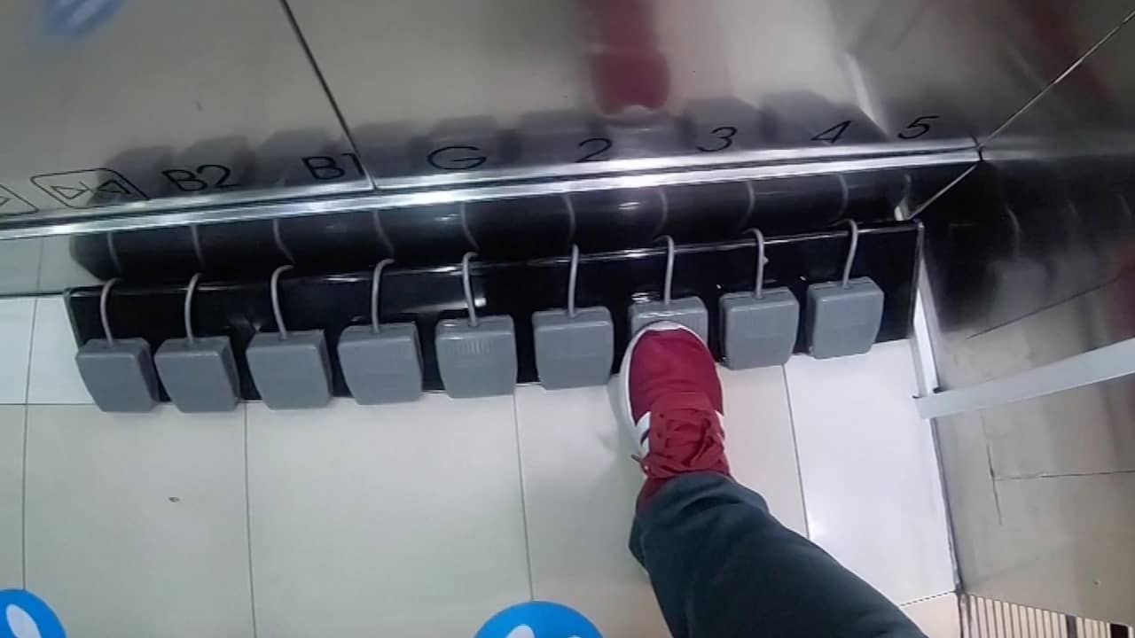 Beeld uit video: Thais winkelend publiek kan lift bedienen met pedalen