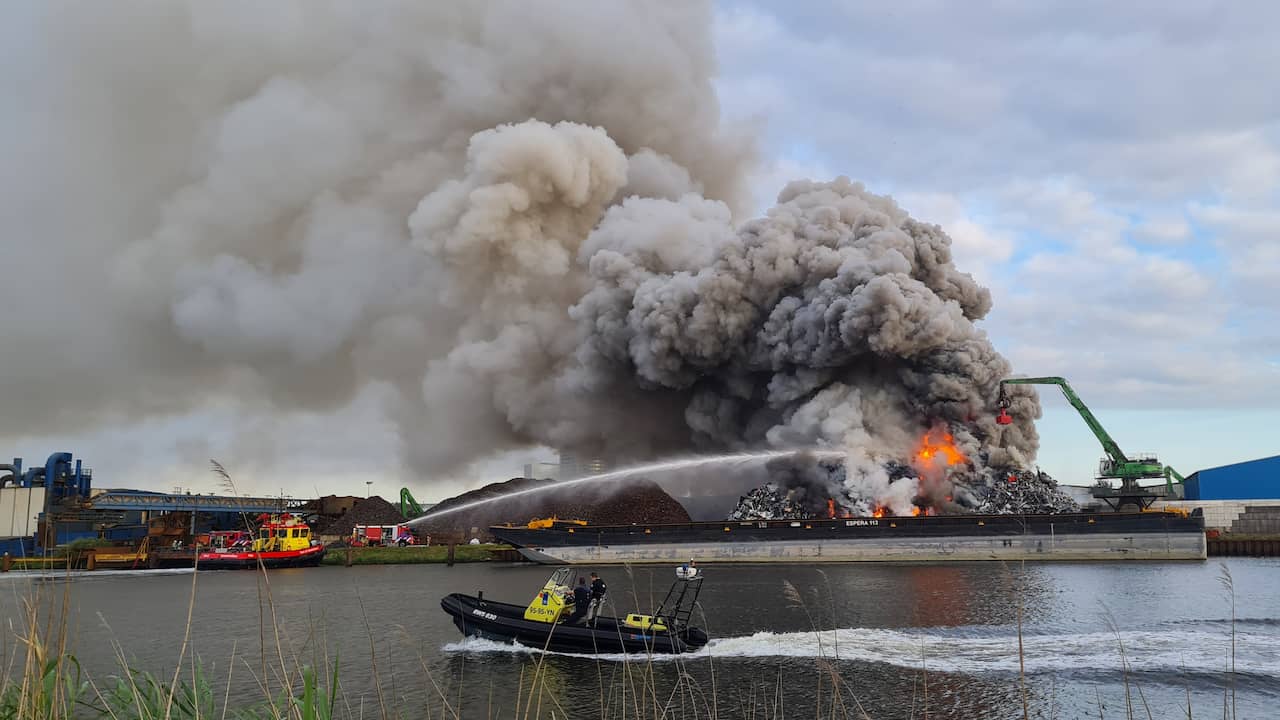 Large fire with a lot of smoke development in Amsterdam Westelijk Havengebied |  NOW