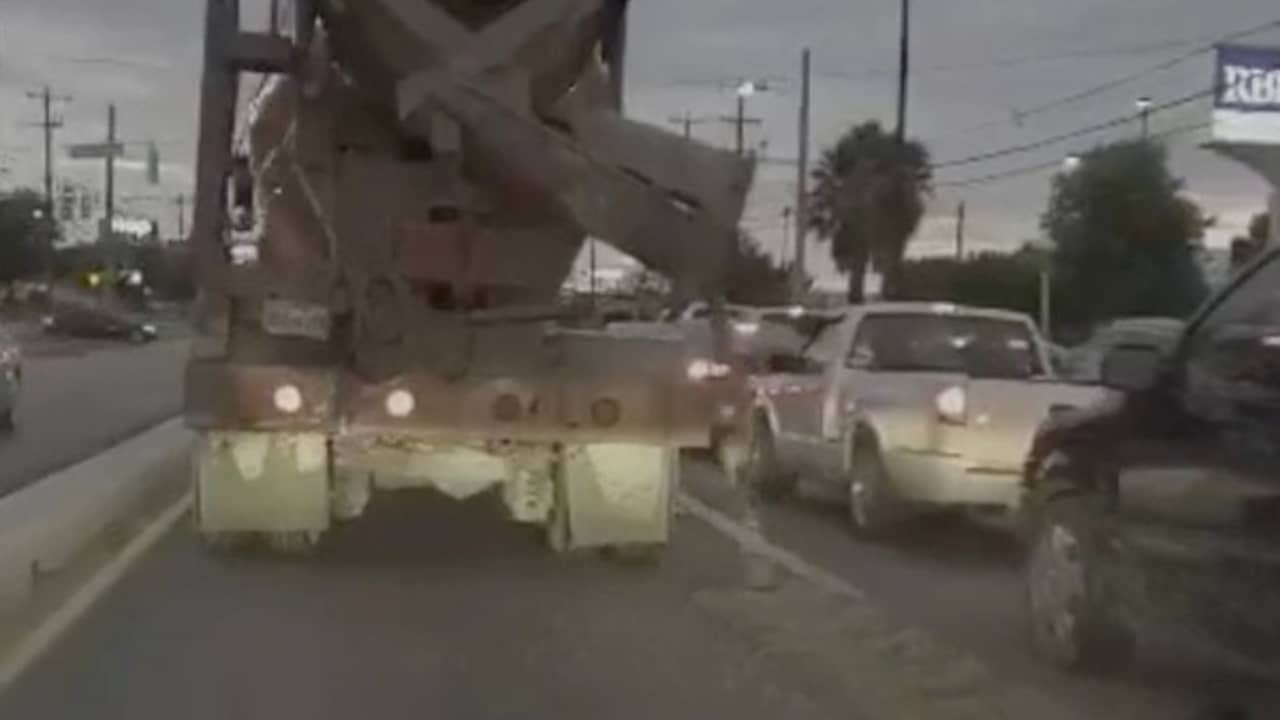 Onwetende betonstorter lost beton over rijbaan in Texas