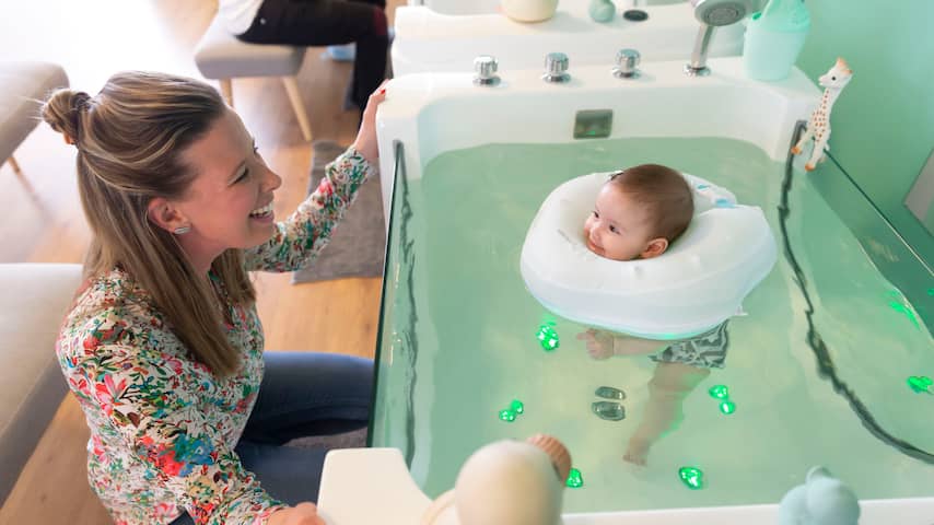 intelligentie gegevens Isoleren Floaten in de babyspa is hip, maar hoe leuk is het voor je kind? | Kind &  Gezin | NU.nl