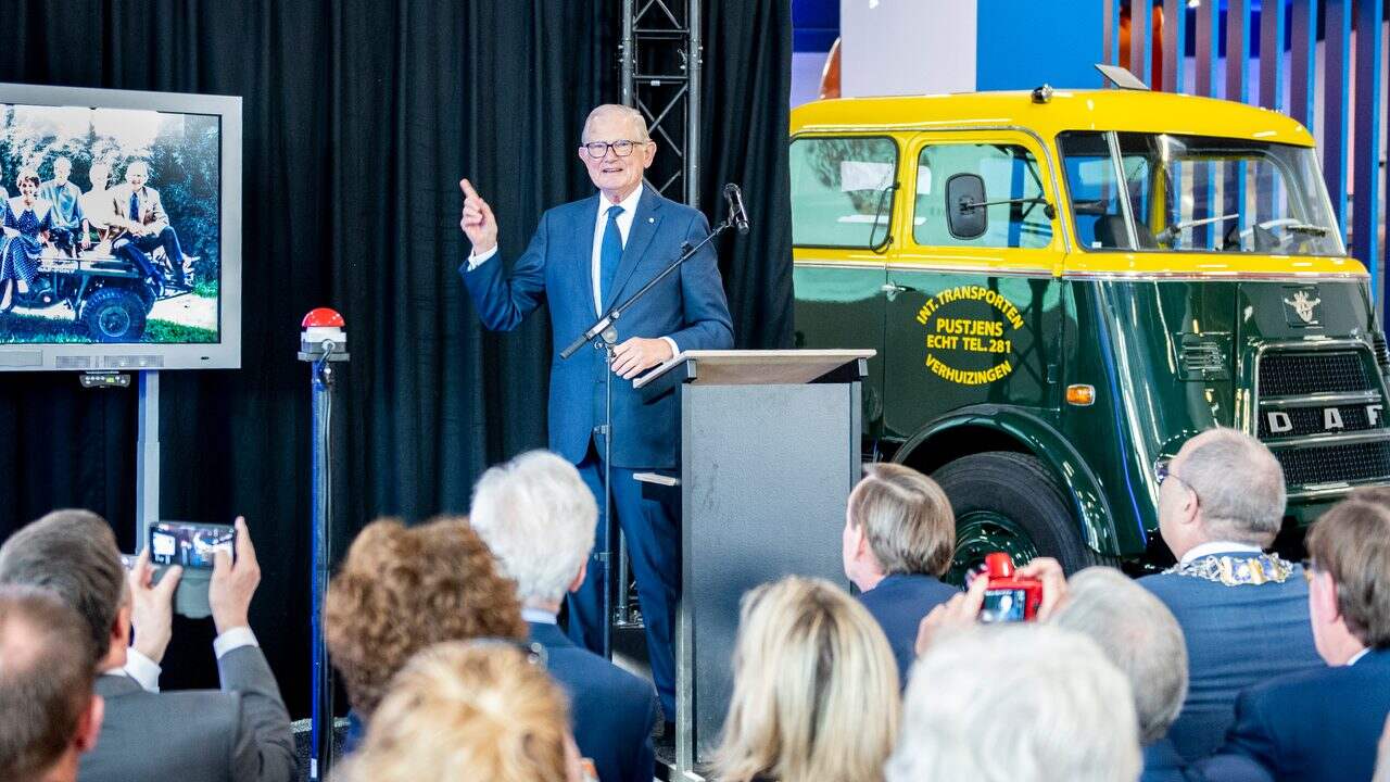 Pieter van Vollenhoven heropent DAF Museum aan de Tongelresestraat