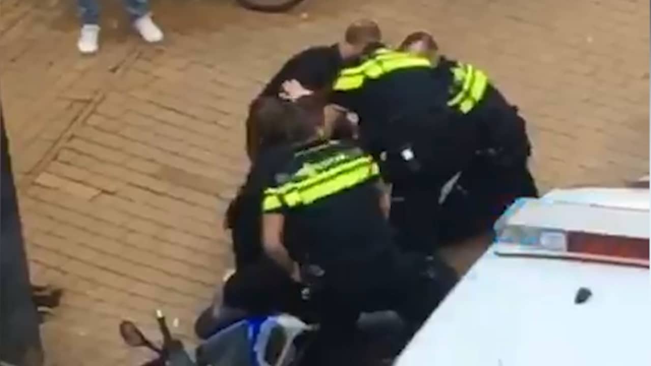 Beeld uit video: Agenten werpen zich op scooterrijder na achtervolging in Groningen