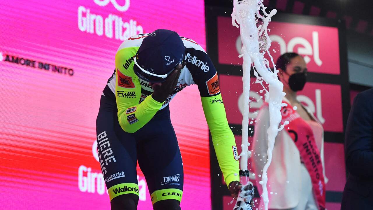 Giro past podiumceremonies mogelijk aan na ongelukje Girmay met ontkurken Giro dItalia NU.nl