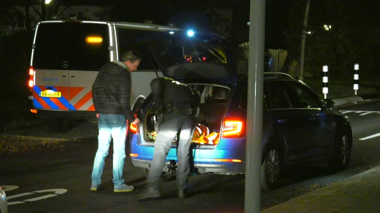 Beeld uit video: Politie controleert auto's op vuurwerk in Arnhemse wijk Geitenkamp